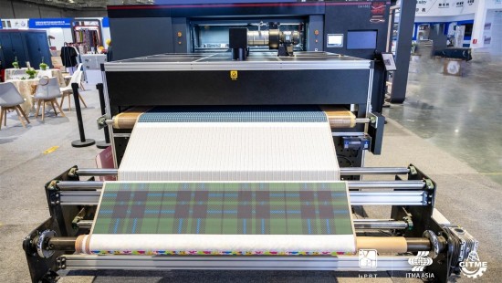 Enam soalan Atas untuk memilih Pencetak Tekstil Digital: Panduan penting untuk Pembuat Pakaian dan Studio